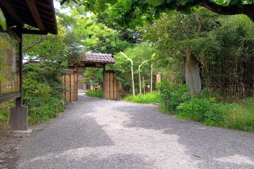 向島百花園の庭門がみえます